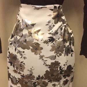 NWOT- NYCC gold and silver flower skirt size Large